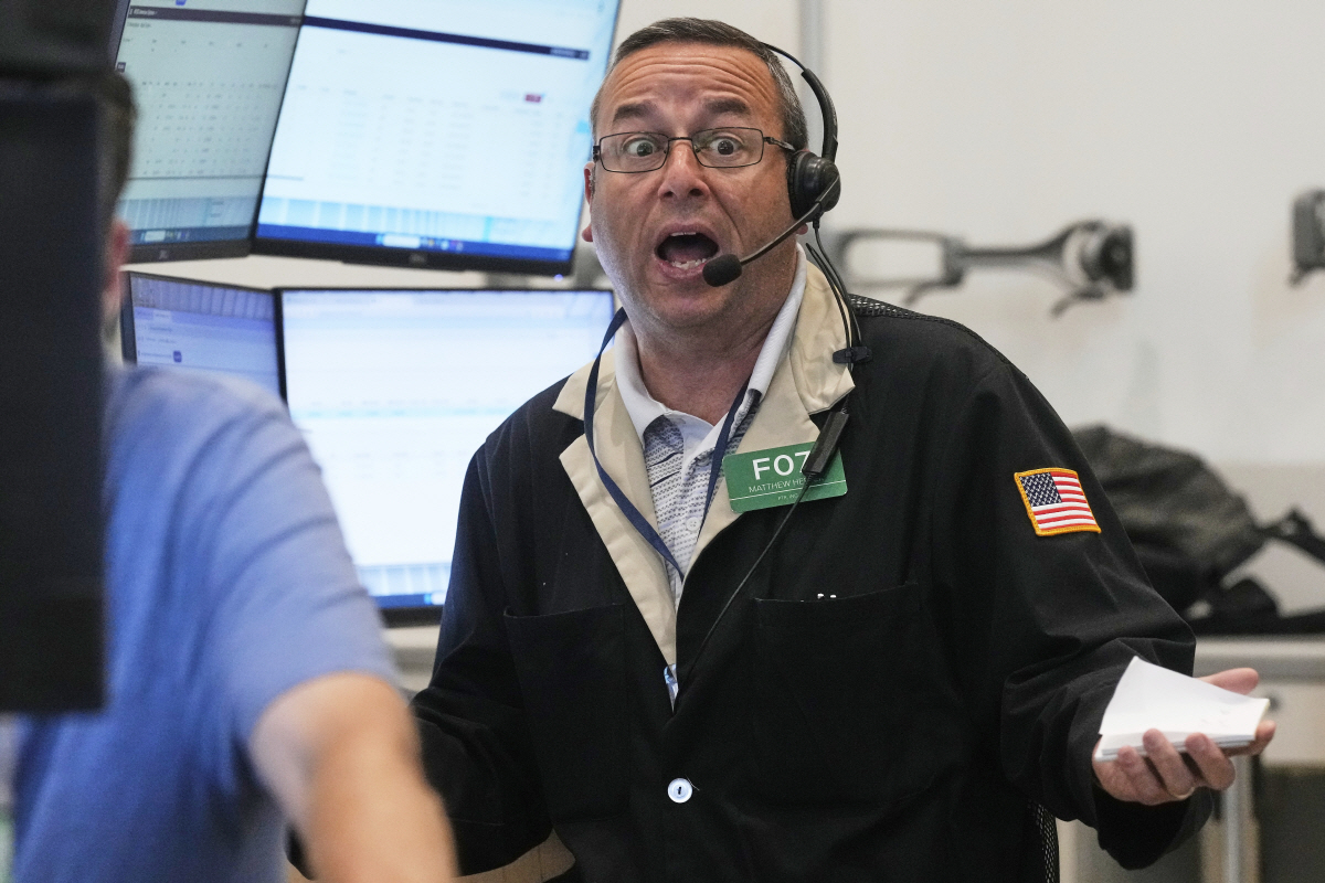 ▲뉴욕증권거래소(NYSE)에서 29일(현지시간) 트레이더가 주가를 살피고 있다. 뉴욕/AP연합뉴스