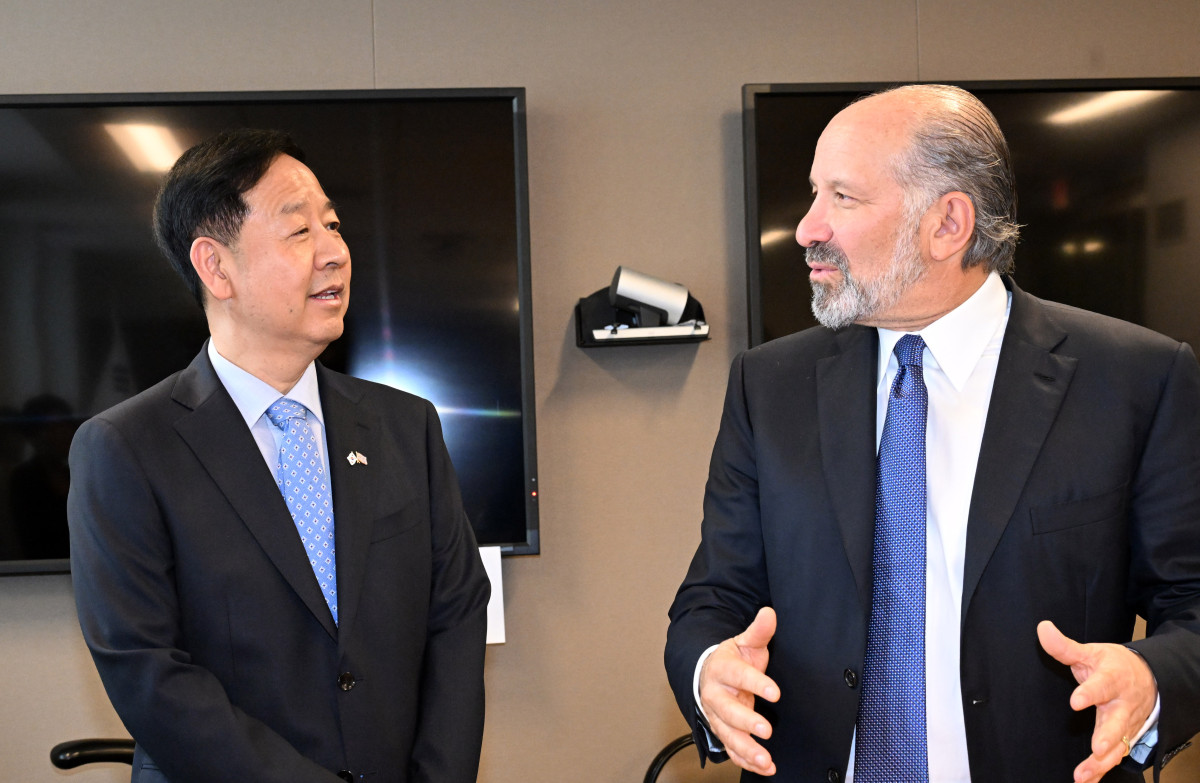 ▲29일(현지시간) 한-미 통상협의차 미국 워싱턴D.C.를 방문 중인 구윤철 부총리 겸 기획재정부 장관이 미국 상무부에서 하워드 러트닉 상무장관과 통상협의에 앞서 환담을 나누고 있다. (기획재정부)