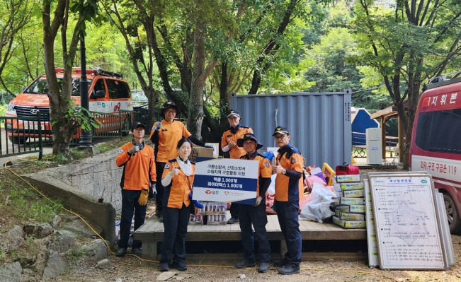 ▲일화가 가평소방서에 음료를 전달하고 있다. (사진제공=일화)