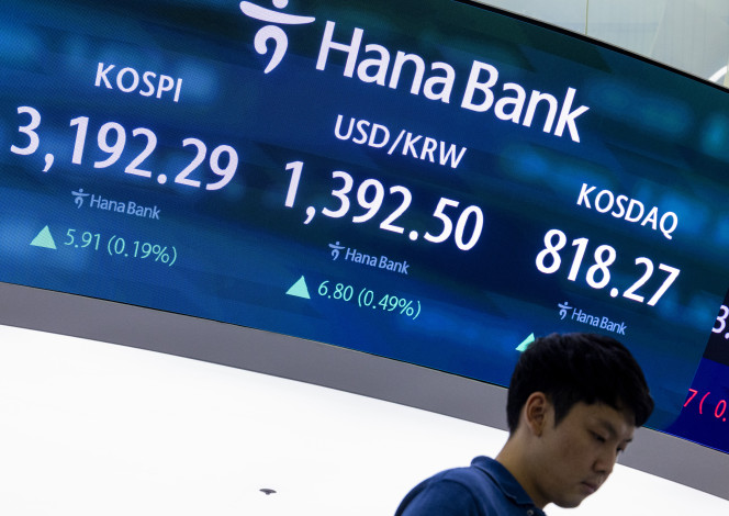 ▲17일 서울 중구 하나은행 본점 딜링룸의 전광판에 이날 거래를 마감한 코스피와 코스닥지수, 원/달러 환율 거래가가 표시돼 있다.  (연합뉴스)