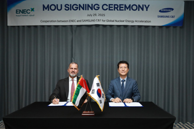 ▲모하메드 알 하마디 UAE원자력공사 CEO(왼쪽)와 오세철 삼성물산 대표가 글로벌 원자력 사업 개발 업무협약 체결식에서 기념 촬영을 하고 있다. (사진제공=삼성물산)