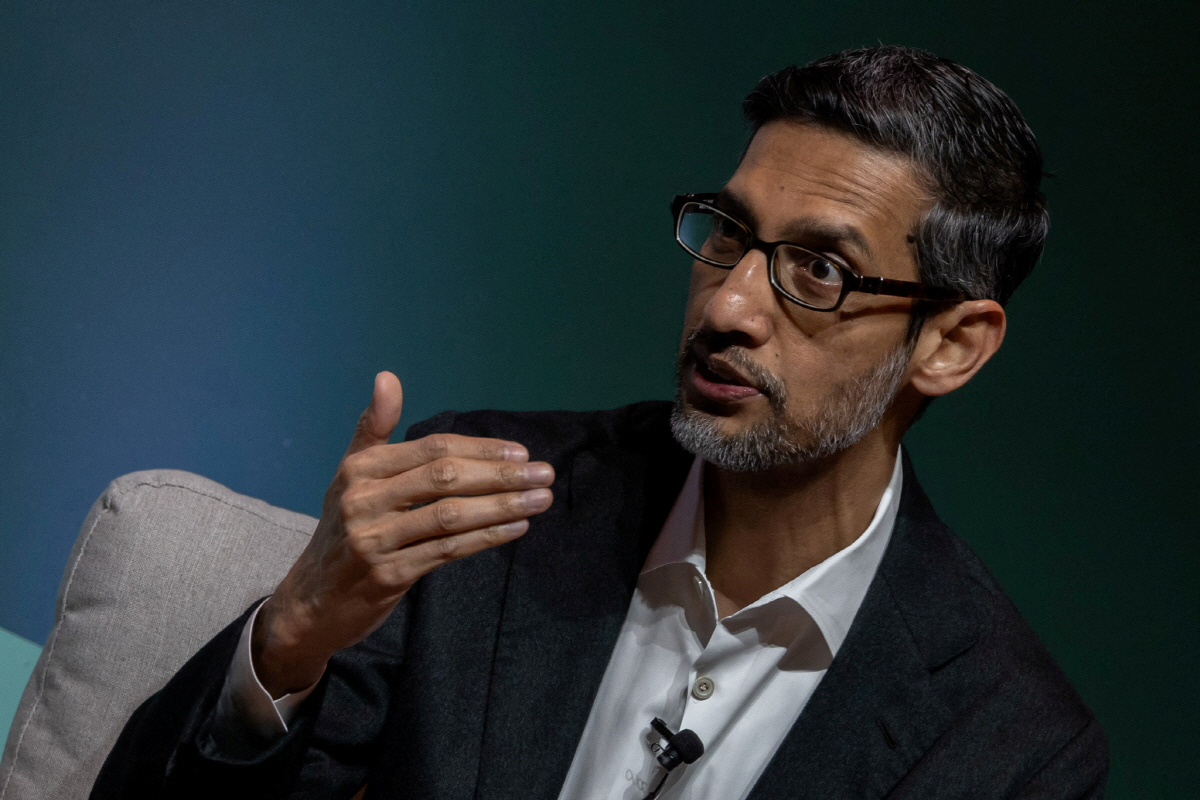 ▲순다르 피차이 구글 최고경영자(CEO)가 지난해 4월 3일 스탠퍼드대의 한 행사에서 발언하고 있다. 스탠퍼드/로이터연합뉴스