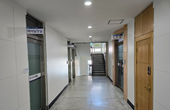 ▲ 전남 순천시청 청사 내부. 왼쪽이 비서실장실, 오른쪽은 시장실이다. (사진 = 한승하 hsh62@)