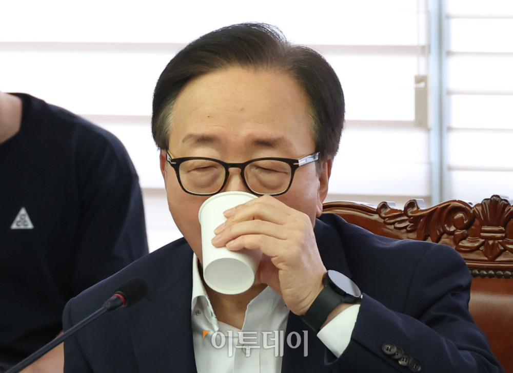 ▲이동근 한국경영자총협회 상근부회장이 30일 서울 마포구 경총회관에서 노동조합법 개정 중지 촉구 업종별단체 공동성명 발표를 마치고 물을 마시고 있다. 고이란 기자 photoeran@