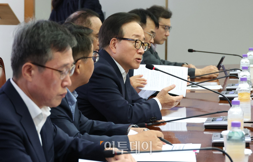 ▲이동근 한국경영자총협회 상근부회장이 30일 서울 마포구 경총회관에서 노동조합법 개정 중지 촉구 업종별단체 공동성명 발표를 마치고 취재진 질문에 답하고 있다. 고이란 기자 photoeran@