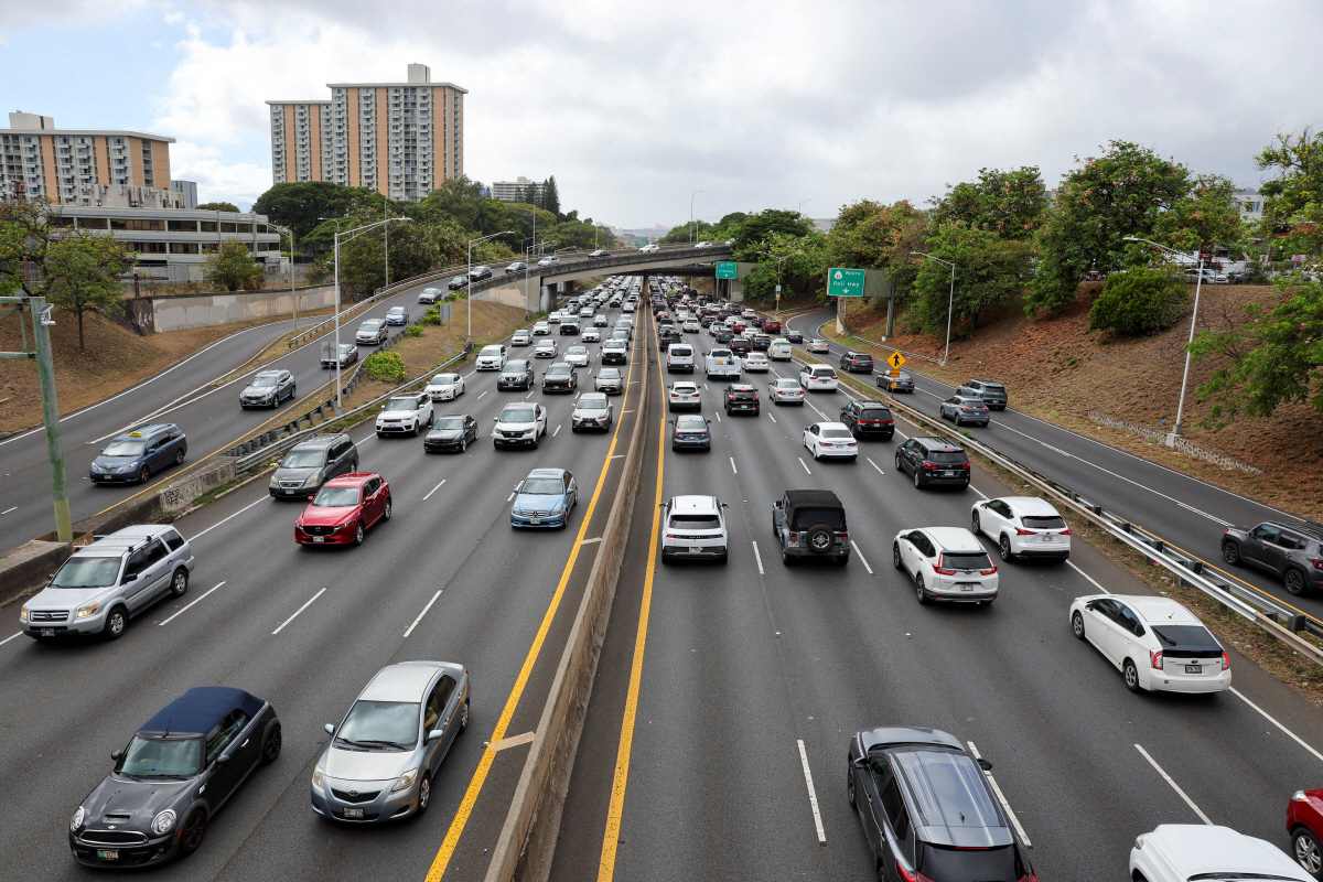 ▲29일(현지시간) 미국 하와이 호놀룰루에서 쓰나미 경고를 받은 사람들이 차로 이동하고 있다. 호놀룰루/로이터연합뉴스
