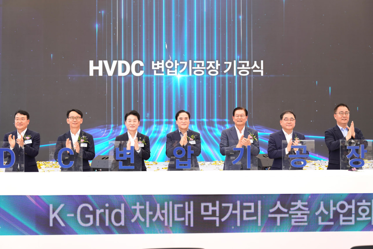 ▲효성중공업 HVDC 변압기 공장 기공식에서 참석자들이 세레모니를 하고 있다. (좌측부터)서철수 한국전력 부사장, 김명주 경남 경제부지사, 이호현 산업통상자원부 차관, 김종양 국민의힘 국회의원, 이상운 효성 부회장, 허성무 더불어민주당 국회의원,최형두 국민의힘 국회의원 (효성)
