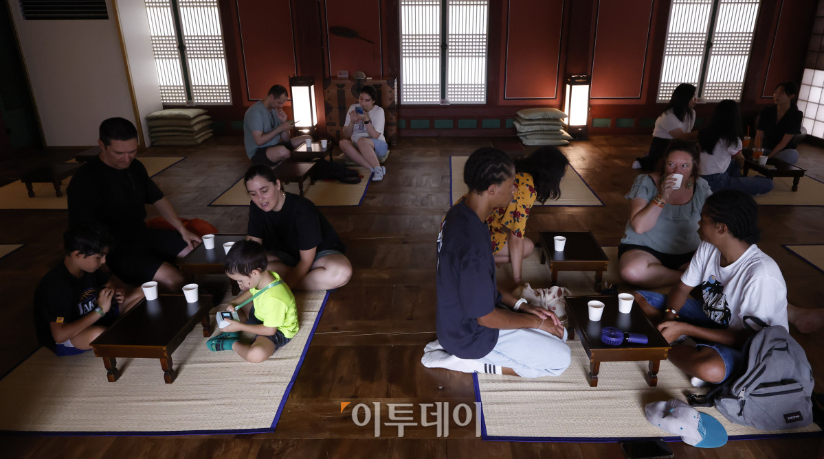 ▲조선시대 내의원으로 불렸던 창덕궁 약방이 개방을 시작한 30일 서울 종로구 창덕궁 약방에서 외국인 관광객들이 오미자차를 마시며 휴식을 취하고 있다. 창덕궁 궐내각사 권역에 있는 약방은 2005년 복원을 마친 이후 전시 및 전통 체험 공간으로 사용되고 있다. 이날부터 내달 17일까지 매주 수~일요일에 개방되는 약방에서는 오전 10시와 오후 2시에 각 100잔씩 제공되는 오미자차도 시음해볼 수 있다. 조현호 기자 hyunho@