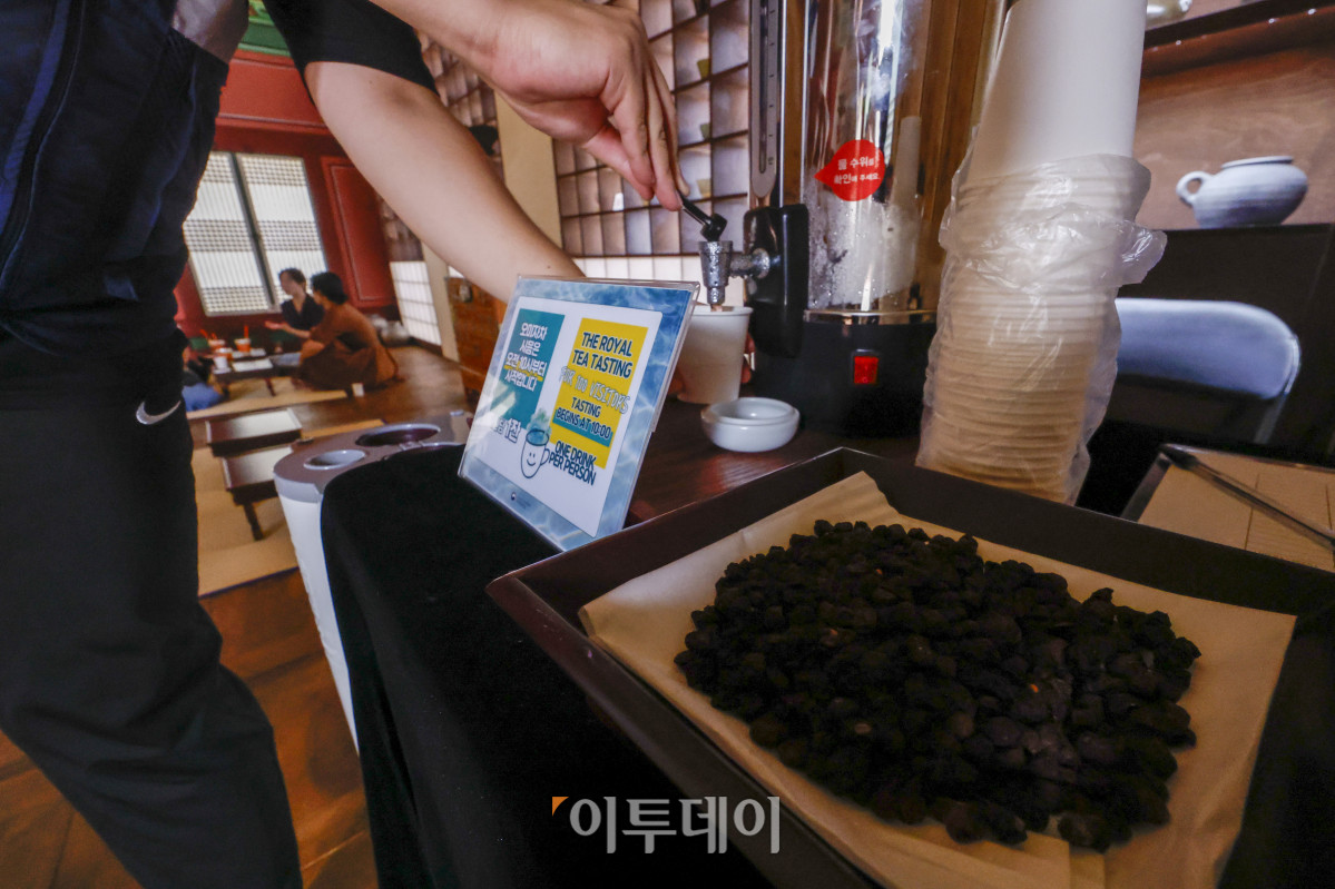 ▲조선시대 내의원으로 불렸던 창덕궁 약방이 개방을 시작한 30일 서울 종로구 창덕궁 약방에서 관계자가 컵에 오미자차를 따르고 있다. 창덕궁 궐내각사 권역에 있는 약방은 2005년 복원을 마친 이후 전시 및 전통 체험 공간으로 사용되고 있다. 이날부터 내달 17일까지 매주 수~일요일에 개방되는 약방에서는 오전 10시와 오후 2시에 각 100잔씩 제공되는 오미자차도 시음해볼 수 있다. 조현호 기자 hyunho@