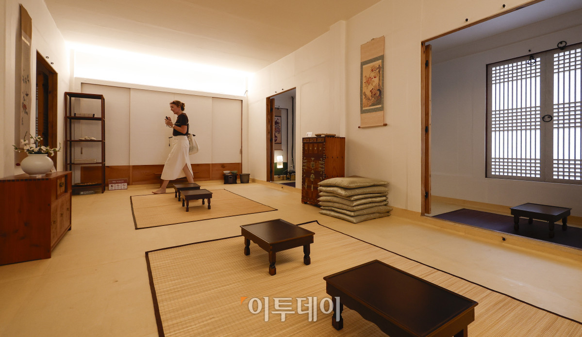 ▲조선시대 내의원으로 불렸던 창덕궁 약방이 개방을 시작한 30일 서울 종로구 창덕궁 약방에서 관람객들이 약방 내부를 둘러보고 있다. 창덕궁 궐내각사 권역에 있는 약방은 2005년 복원을 마친 이후 전시 및 전통 체험 공간으로 사용되고 있다. 이날부터 내달 17일까지 매주 수~일요일에 개방되는 약방에서는 오전 10시와 오후 2시에 각 100잔씩 제공되는 오미자차도 시음해볼 수 있다. 조현호 기자 hyunho@