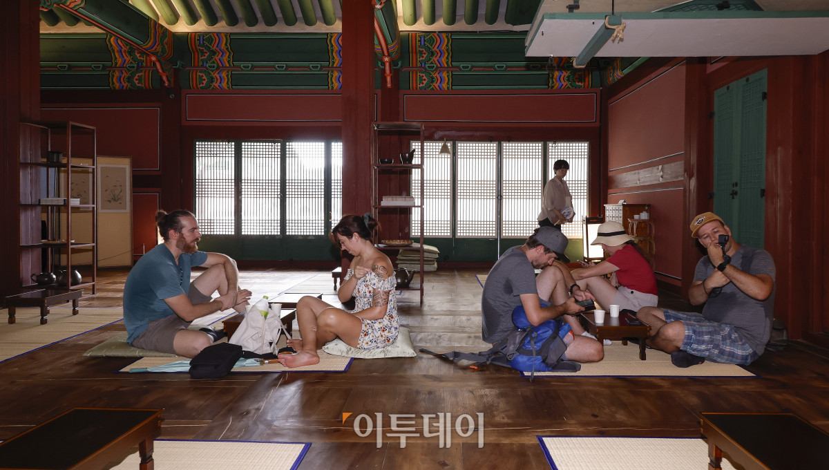 ▲조선시대 내의원으로 불렸던 창덕궁 약방이 개방을 시작한 30일 서울 종로구 창덕궁 약방에서 외국인 관광객들이 오미자차를 마시며 휴식을 취하고 있다. 창덕궁 궐내각사 권역에 있는 약방은 2005년 복원을 마친 이후 전시 및 전통 체험 공간으로 사용되고 있다. 이날부터 내달 17일까지 매주 수~일요일에 개방되는 약방에서는 오전 10시와 오후 2시에 각 100잔씩 제공되는 오미자차도 시음해볼 수 있다. 조현호 기자 hyunho@