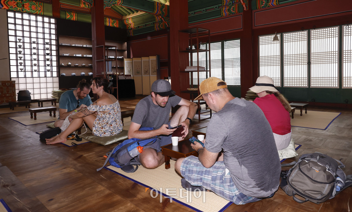 ▲조선시대 내의원으로 불렸던 창덕궁 약방이 개방을 시작한 30일 서울 종로구 창덕궁 약방에서 외국인 관광객들이 오미자차를 마시며 휴식을 취하고 있다. 창덕궁 궐내각사 권역에 있는 약방은 2005년 복원을 마친 이후 전시 및 전통 체험 공간으로 사용되고 있다. 이날부터 내달 17일까지 매주 수~일요일에 개방되는 약방에서는 오전 10시와 오후 2시에 각 100잔씩 제공되는 오미자차도 시음해볼 수 있다. 조현호 기자 hyunho@