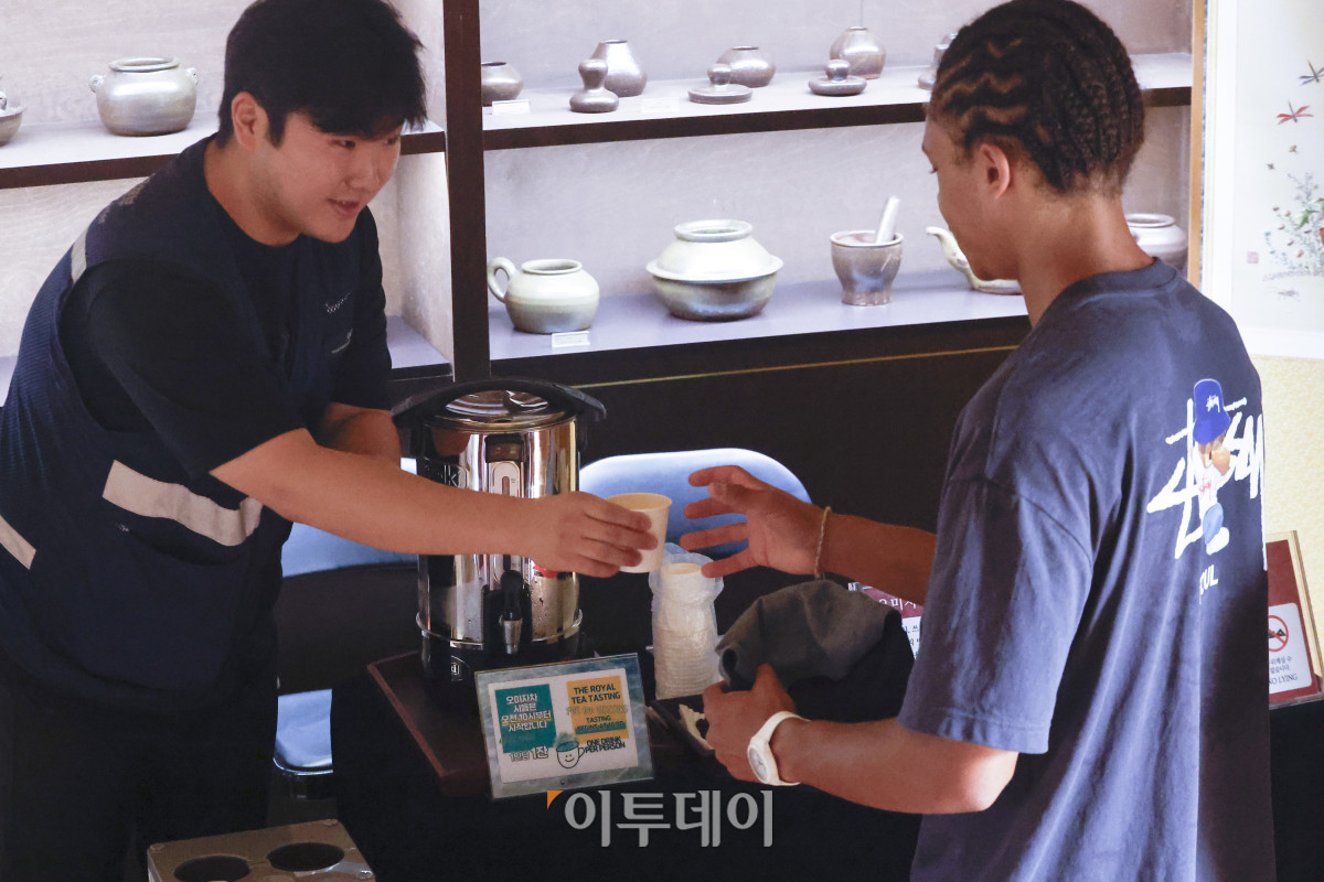 ▲조선시대 내의원으로 불렸던 창덕궁 약방이 개방을 시작한 30일 서울 종로구 창덕궁 약방에서 외국인 관광객들이 오미자차 시음을 하고 있다. 창덕궁 궐내각사 권역에 있는 약방은 2005년 복원을 마친 이후 전시 및 전통 체험 공간으로 사용되고 있다. 이날부터 내달 17일까지 매주 수~일요일에 개방되는 약방에서는 오전 10시와 오후 2시에 각 100잔씩 제공되는 오미자차도 시음해볼 수 있다. 조현호 기자 hyunho@