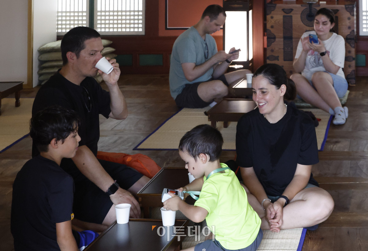 ▲조선시대 내의원으로 불렸던 창덕궁 약방이 개방을 시작한 30일 서울 종로구 창덕궁 약방에서 외국인 관광객들이 오미자차를 마시며 휴식을 취하고 있다.  
 (조현호 기자 hyunho@)