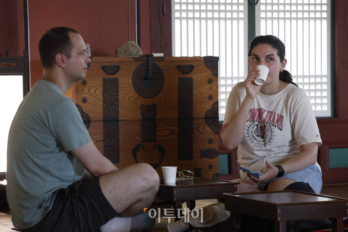 ▲조선시대 내의원으로 불렸던 창덕궁 약방이 개방을 시작한 30일 서울 종로구 창덕궁 약방에서 외국인 관광객들이 오미자차를 마시며 휴식을 취하고 있다. 창덕궁 궐내각사 권역에 있는 약방은 2005년 복원을 마친 이후 전시 및 전통 체험 공간으로 사용되고 있다. 이날부터 내달 17일까지 매주 수~일요일에 개방되는 약방에서는 오전 10시와 오후 2시에 각 100잔씩 제공되는 오미자차도 시음해볼 수 있다. 조현호 기자 hyunho@