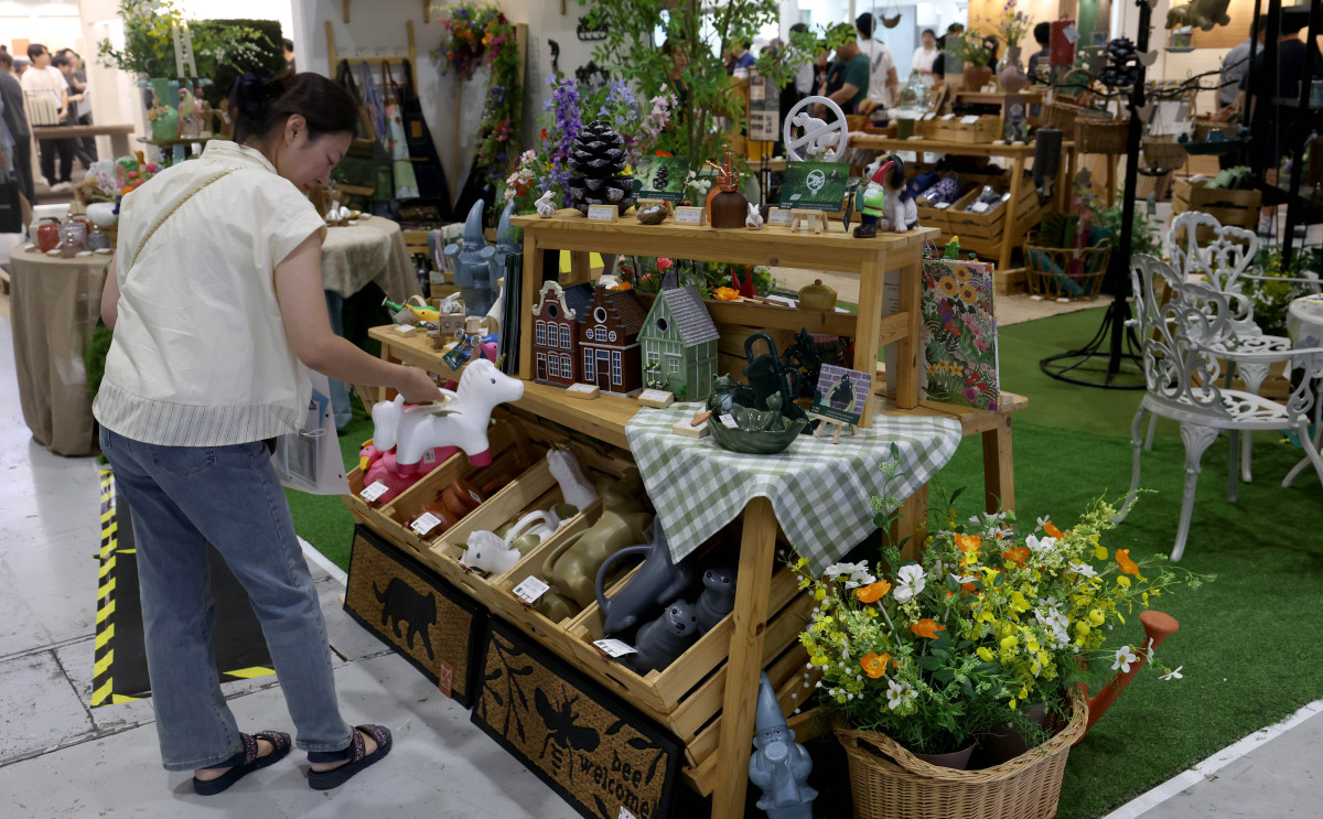 ▲30일 서울 강남구 코엑스에서 열린 ‘코리아빌드’에서 참관객들이 전시장을 둘러보고 있다. 코리아빌드는 국내·외 건축 기자재 및 기술을 중심으로 ‘설계-시공-디자인-유지관리’ 등 건설·건축의 전 과정을 아우르는 전시회로 내달 2일까지 진행된다. 신태현 기자 holjjak@