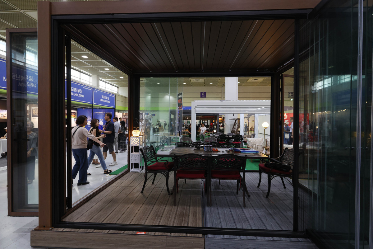 ▲30일 서울 강남구 코엑스에서 열린 ‘코리아빌드’에서 참관객들이 전시장을 둘러보고 있다. 코리아빌드는 국내·외 건축 기자재 및 기술을 중심으로 ‘설계-시공-디자인-유지관리’ 등 건설·건축의 전 과정을 아우르는 전시회로 내달 2일까지 진행된다. 신태현 기자 holjjak@