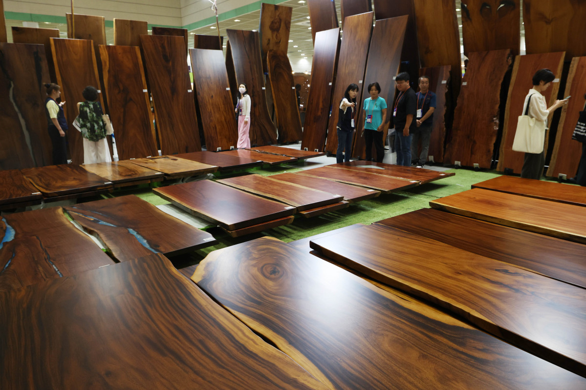 ▲30일 서울 강남구 코엑스에서 열린 ‘코리아빌드’에서 참관객들이 전시장을 둘러보고 있다. 코리아빌드는 국내·외 건축 기자재 및 기술을 중심으로 ‘설계-시공-디자인-유지관리’ 등 건설·건축의 전 과정을 아우르는 전시회로 내달 2일까지 진행된다. 신태현 기자 holjjak@