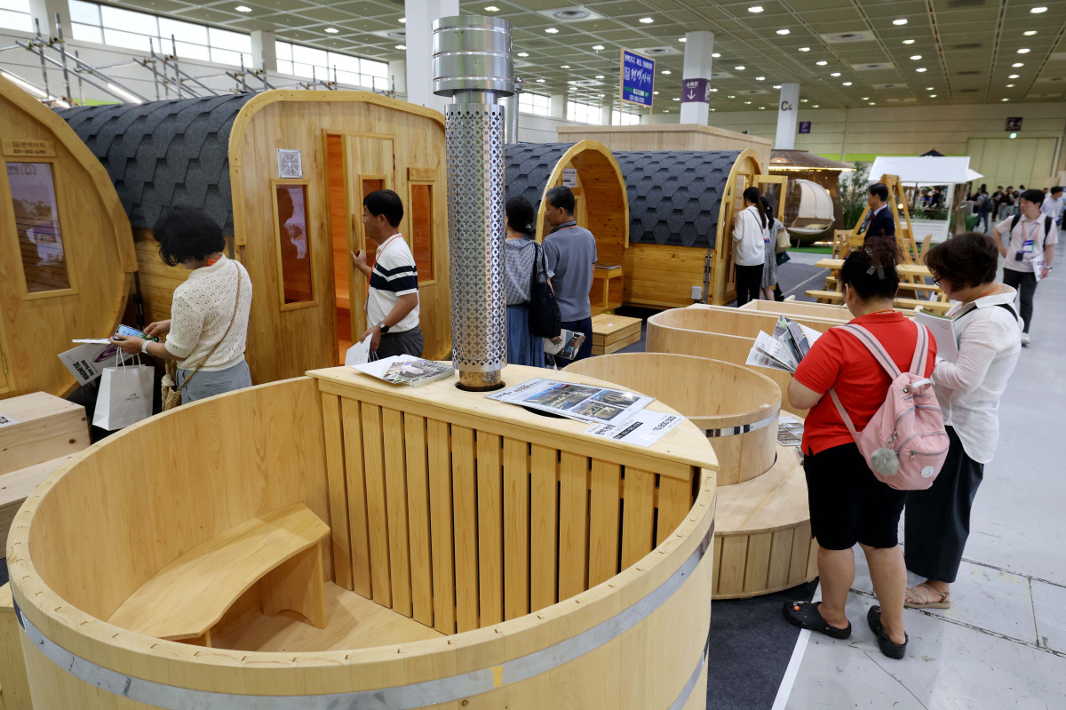 ▲30일 서울 강남구 코엑스에서 열린 ‘코리아빌드’에서 참관객들이 전시장을 둘러보고 있다. 코리아빌드는 국내·외 건축 기자재 및 기술을 중심으로 ‘설계-시공-디자인-유지관리’ 등 건설·건축의 전 과정을 아우르는 전시회로 내달 2일까지 진행된다. 신태현 기자 holjjak@