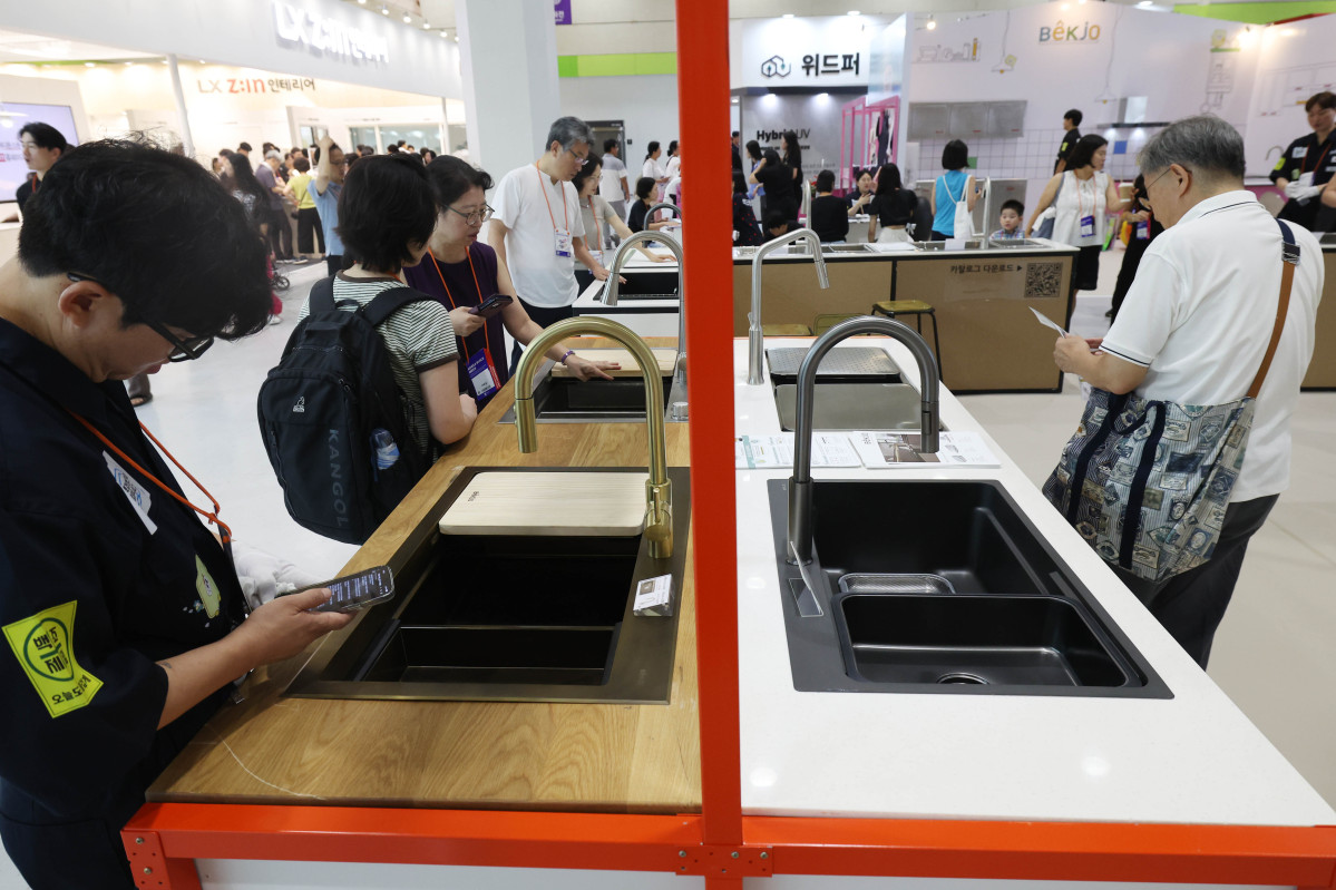 ▲30일 서울 강남구 코엑스에서 열린 ‘코리아빌드’에서 참관객들이 전시장을 둘러보고 있다. 코리아빌드는 국내·외 건축 기자재 및 기술을 중심으로 ‘설계-시공-디자인-유지관리’ 등 건설·건축의 전 과정을 아우르는 전시회로 내달 2일까지 진행된다. 신태현 기자 holjjak@