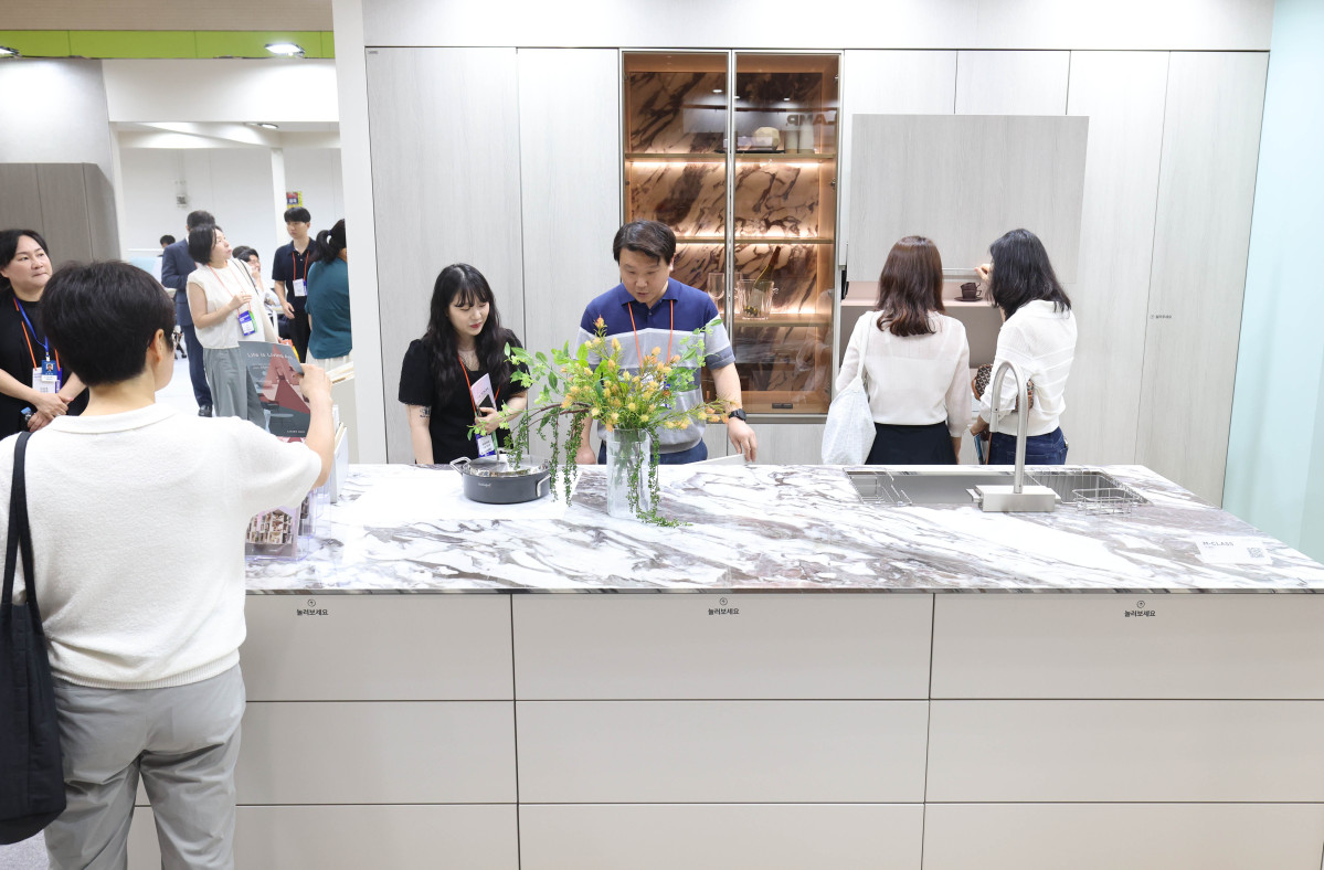 ▲30일 서울 강남구 코엑스에서 열린 ‘코리아빌드’에서 참관객들이 전시장을 둘러보고 있다. 코리아빌드는 국내·외 건축 기자재 및 기술을 중심으로 ‘설계-시공-디자인-유지관리’ 등 건설·건축의 전 과정을 아우르는 전시회로 내달 2일까지 진행된다. 신태현 기자 holjjak@