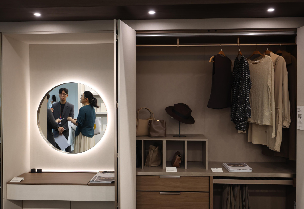 ▲30일 서울 강남구 코엑스에서 열린 ‘코리아빌드’에서 참관객들이 전시장을 둘러보고 있다. 코리아빌드는 국내·외 건축 기자재 및 기술을 중심으로 ‘설계-시공-디자인-유지관리’ 등 건설·건축의 전 과정을 아우르는 전시회로 내달 2일까지 진행된다. 신태현 기자 holjjak@