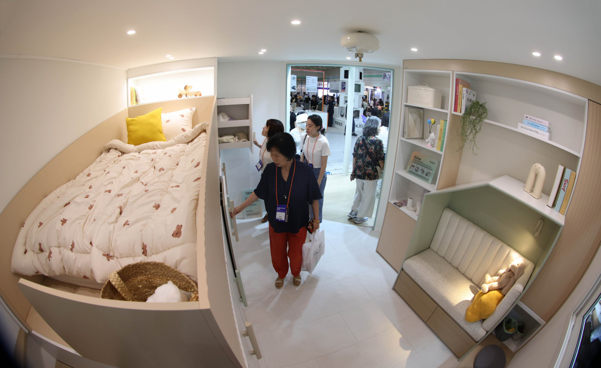 ▲30일 서울 강남구 코엑스에서 열린 ‘코리아빌드’에서 참관객들이 전시장을 둘러보고 있다. 코리아빌드는 국내·외 건축 기자재 및 기술을 중심으로 ‘설계-시공-디자인-유지관리’ 등 건설·건축의 전 과정을 아우르는 전시회로 내달 2일까지 진행된다. 신태현 기자 holjjak@