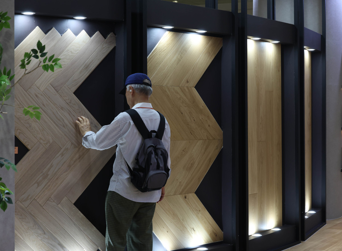 ▲30일 서울 강남구 코엑스에서 열린 ‘코리아빌드’에서 참관객들이 전시장을 둘러보고 있다. 코리아빌드는 국내·외 건축 기자재 및 기술을 중심으로 ‘설계-시공-디자인-유지관리’ 등 건설·건축의 전 과정을 아우르는 전시회로 내달 2일까지 진행된다. 신태현 기자 holjjak@