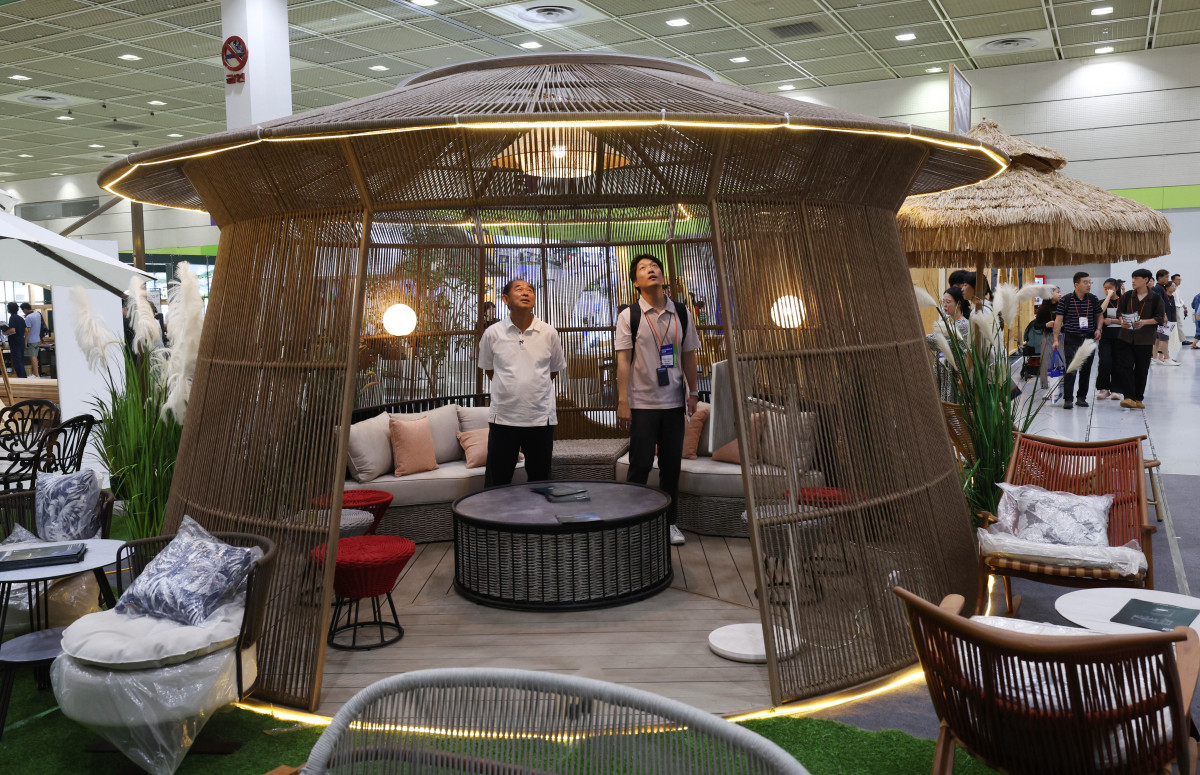 ▲30일 서울 강남구 코엑스에서 열린 ‘코리아빌드’에서 참관객들이 전시장을 둘러보고 있다. 코리아빌드는 국내·외 건축 기자재 및 기술을 중심으로 ‘설계-시공-디자인-유지관리’ 등 건설·건축의 전 과정을 아우르는 전시회로 내달 2일까지 진행된다. 신태현 기자 holjjak@