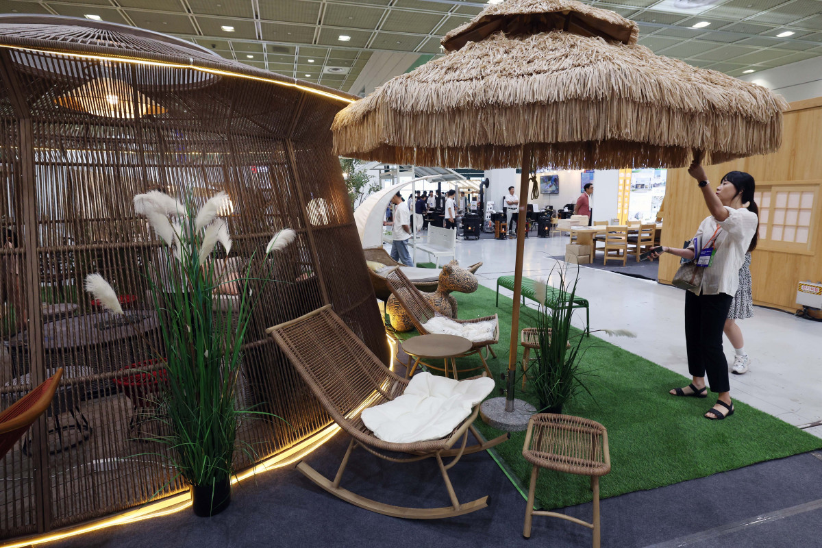 ▲30일 서울 강남구 코엑스에서 열린 ‘코리아빌드’에서 참관객들이 전시장을 둘러보고 있다. 코리아빌드는 국내·외 건축 기자재 및 기술을 중심으로 ‘설계-시공-디자인-유지관리’ 등 건설·건축의 전 과정을 아우르는 전시회로 내달 2일까지 진행된다. 신태현 기자 holjjak@