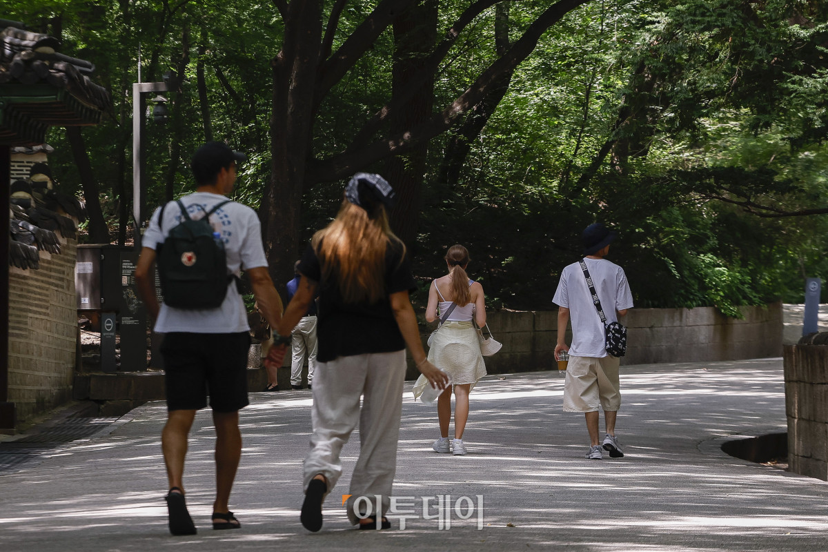 ▲삼복더위 중 가장 덥다는 중복이자 전국 대부분 지역에 폭염이 이어진 30일 서울 종로구 창덕궁을 찾은 관람객들이 나무그늘 아래에서 더위를 피해 산책을 하고 있다. 조현호 기자 hyunho@
