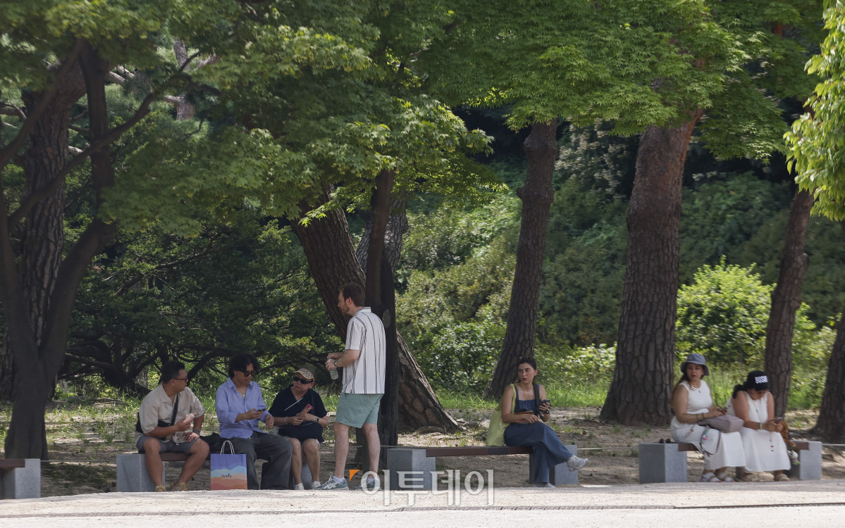 ▲삼복더위 중 가장 덥다는 중복이자 전국 대부분 지역에 폭염이 이어진 30일 서울 종로구 창덕궁을 찾은 외국인 관광객들이 나무 그늘 아레에서 더위를 식히고 있다. 조현호 기자 hyunho@