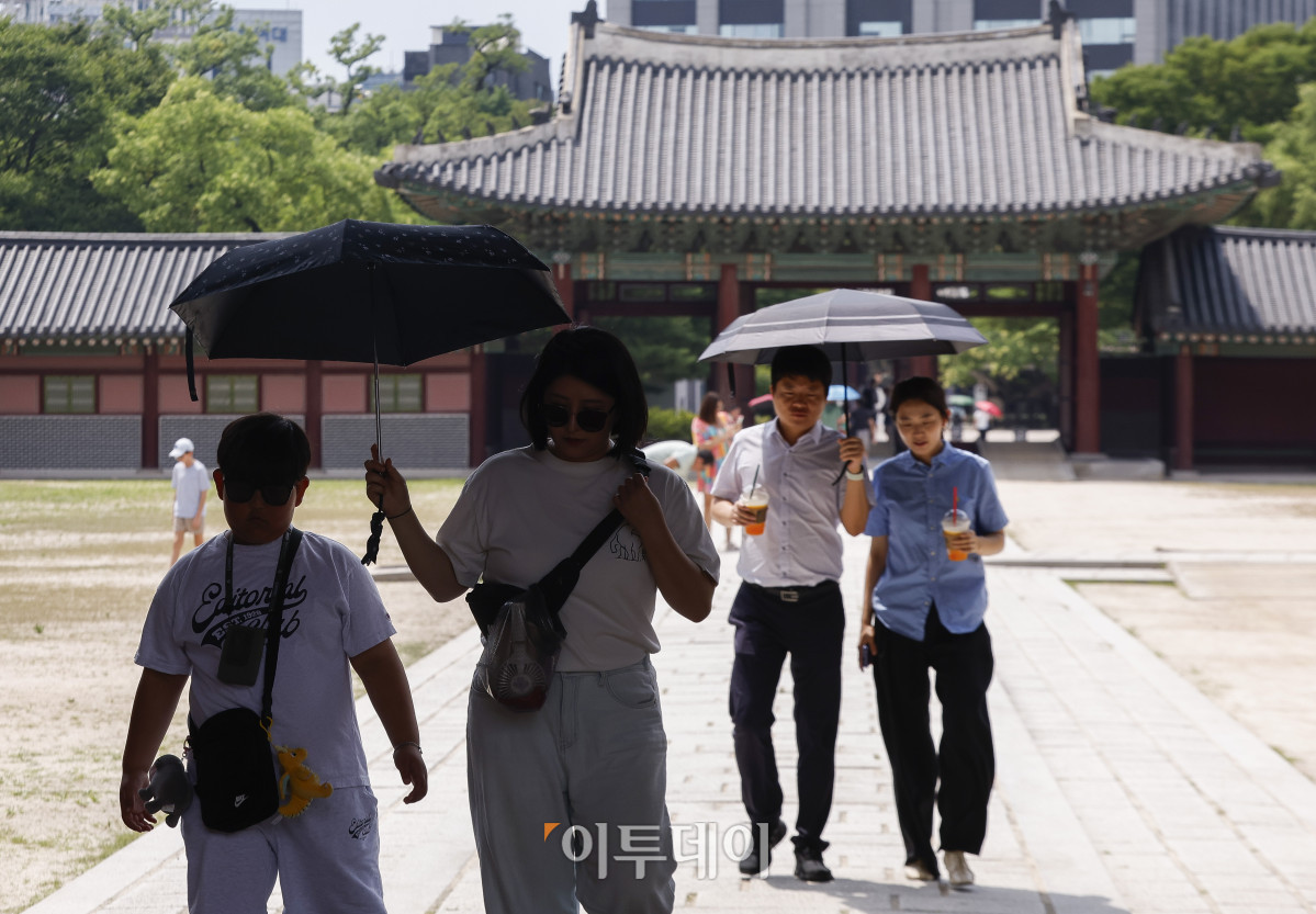 ▲삼복더위 중 가장 덥다는 중복이자 전국 대부분 지역에 폭염이 이어진 30일 서울 종로구 창덕궁에서 양산을 쓴 관람객들이 더위를 피해 발걸음을 옮기고 있다. 조현호 기자 hyunho@