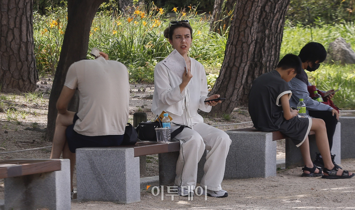 ▲서울 종로구 창덕궁을 찾은 외국인 관광객들이 나무 그늘 아레에서 더위를 식히고 있다. 조현호 기자 hyunho@