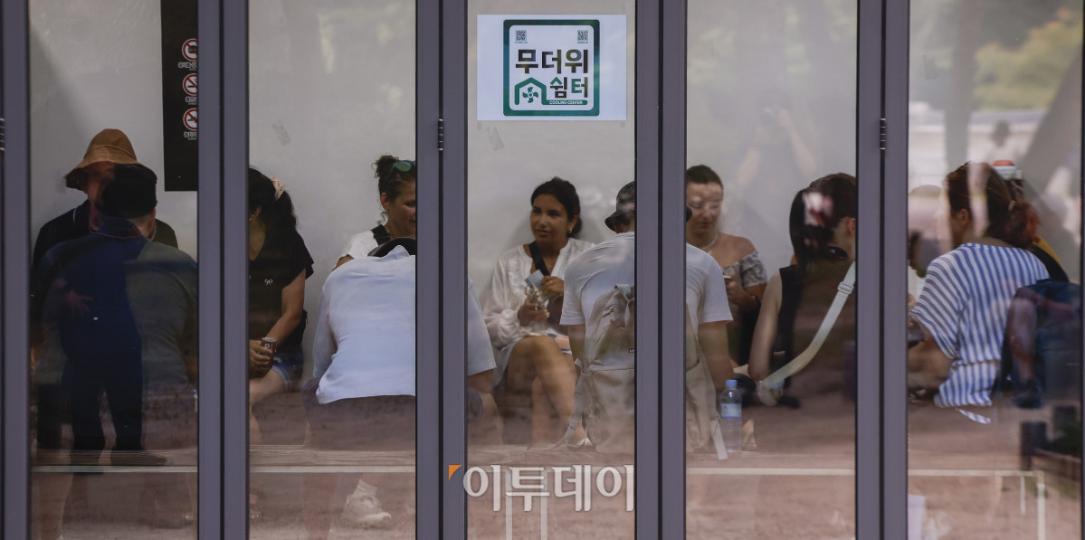 ▲삼복더위 중 가장 덥다는 중복이자 전국 대부분 지역에 폭염이 이어진 30일 서울 종로구 창덕궁을 찾은 외국인 관광객들이 무더위쉼터에서 더위를 식히고 있다. 조현호 기자 hyunho@