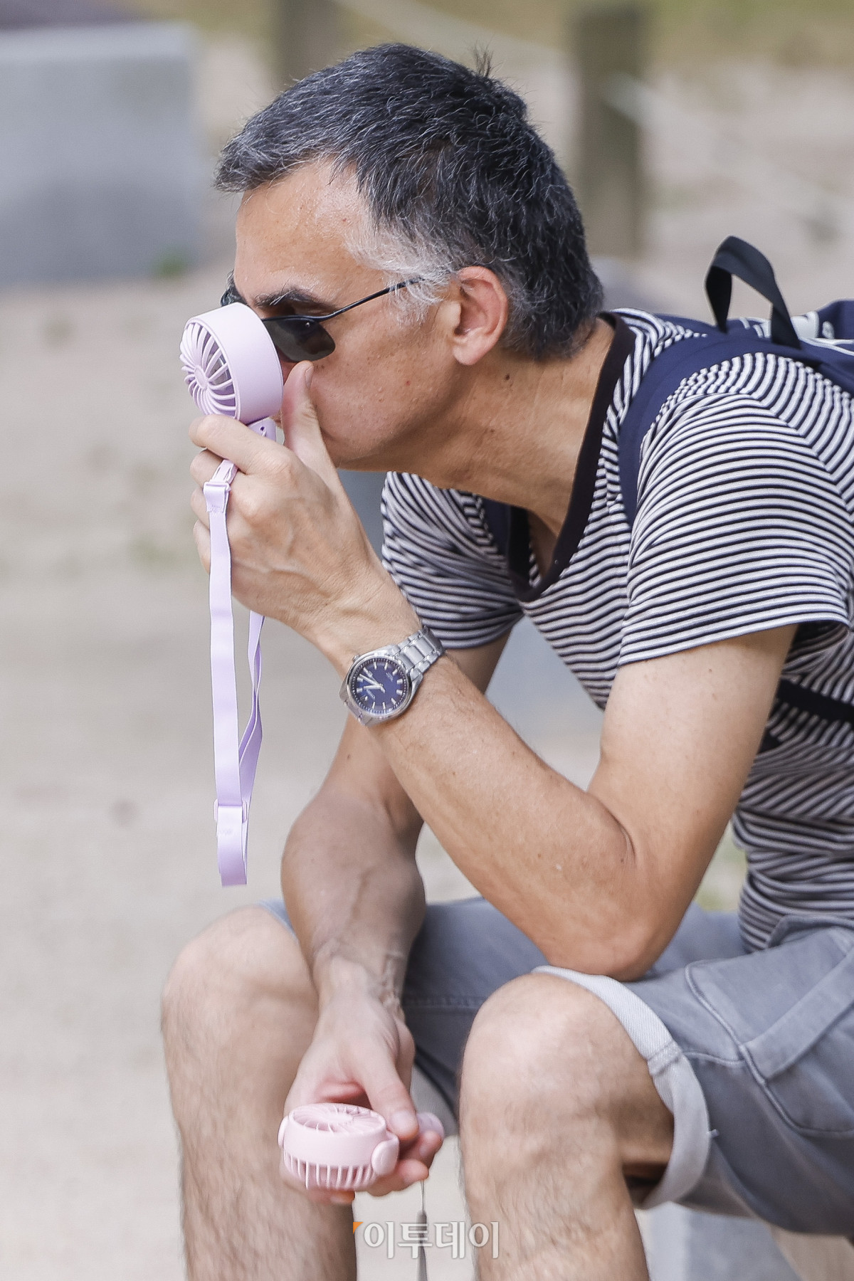 ▲지난달 30일 서울 종로구 창덕궁을 찾은 외국인 관광객이 손선풍기로 더위를 식히고 있다. (조현호 기자 hyunho@)