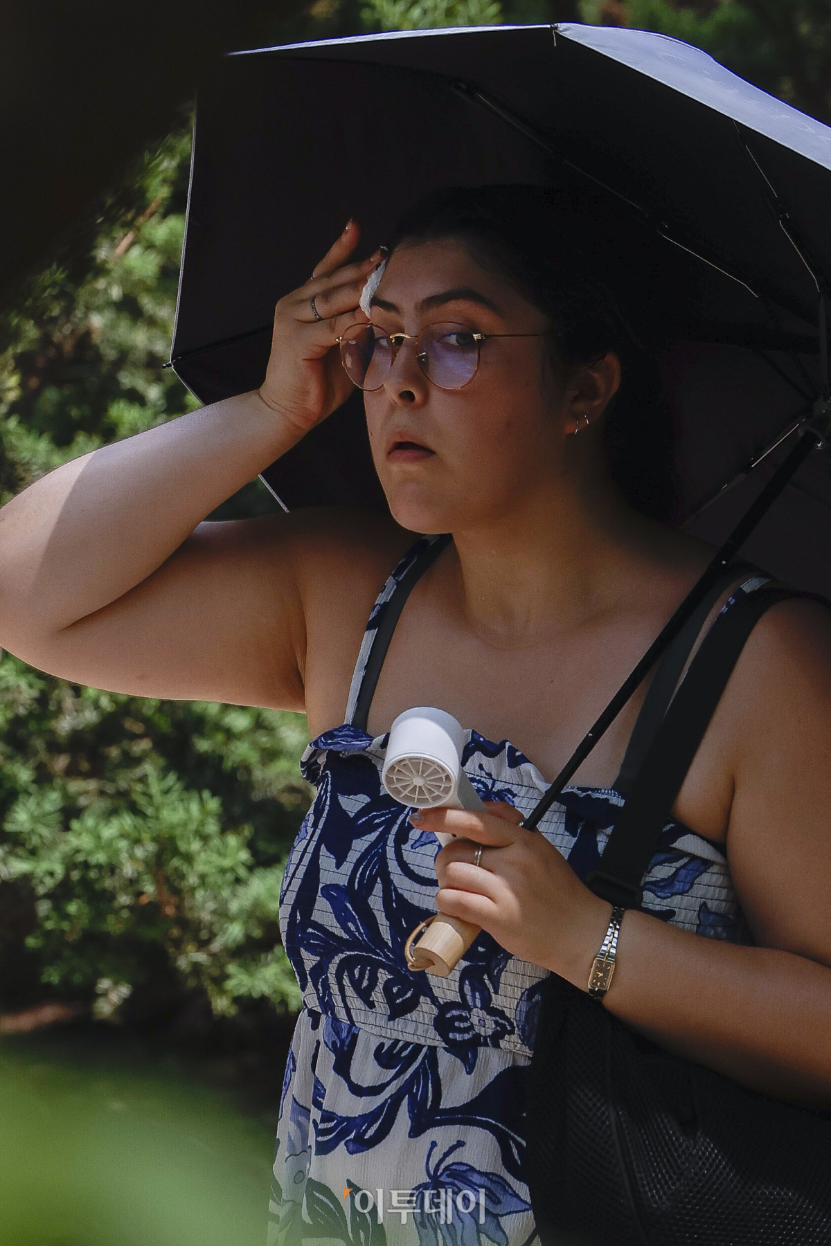 ▲삼복더위 중 가장 덥다는 중복이자 전국 대부분 지역에 폭염이 이어진 30일 서울 종로구 창덕궁에서 양산을 쓴 관람객들이 더위를 피해 발걸음을 옮기고 있다. 조현호 기자 hyunho@