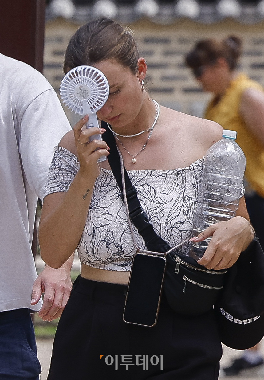 ▲삼복더위 중 가장 덥다는 중복이자 전국 대부분 지역에 폭염이 이어진 30일 서울 종로구 창덕궁을 찾은 외국인 관광객이 손선풍기로 더위를 식히고 있다.  (조현호 기자 hyunho@)