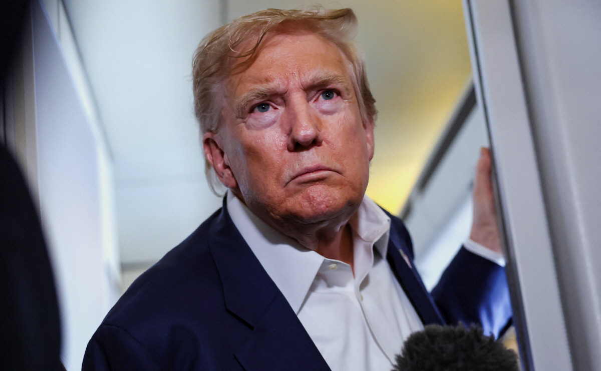 ▲도널드 트럼프 미국 대통령이 29일(현지시간) 에어포스 원에서 취재진 질문을 받고 있다. 로이터연합뉴스