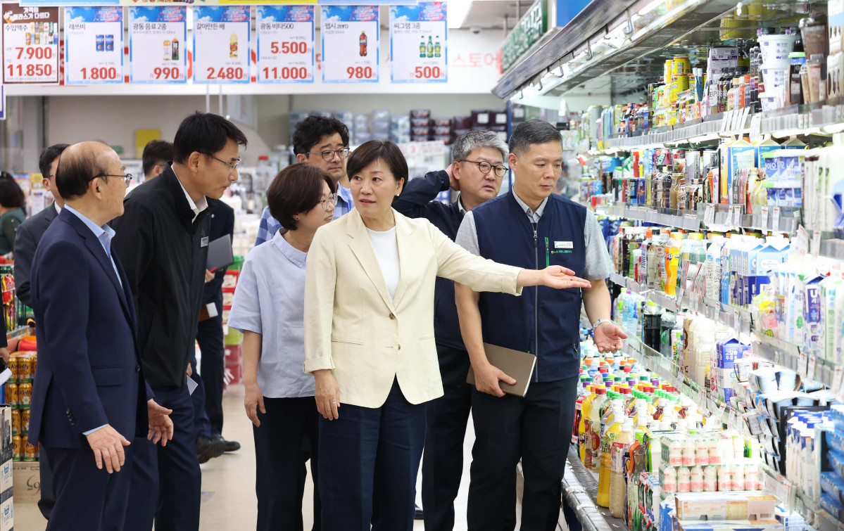 ▲송미령 농림축산식품부 장관이 30일 서울 관악구 서울서남부농협 하나로마트를 찾아 여름철 농축산물 할인지원 현장 점검을 하고 있다. 신태현 기자 holjjak@