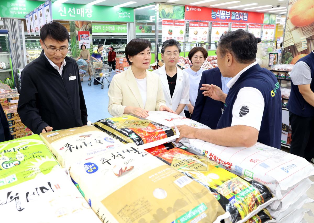 ▲송미령 농림축산식품부 장관이 30일 서울 관악구 서울서남부농협 하나로마트를 찾아 여름철 농축산물 할인지원 현장 점검을 하고 있다. 신태현 기자 holjjak@
