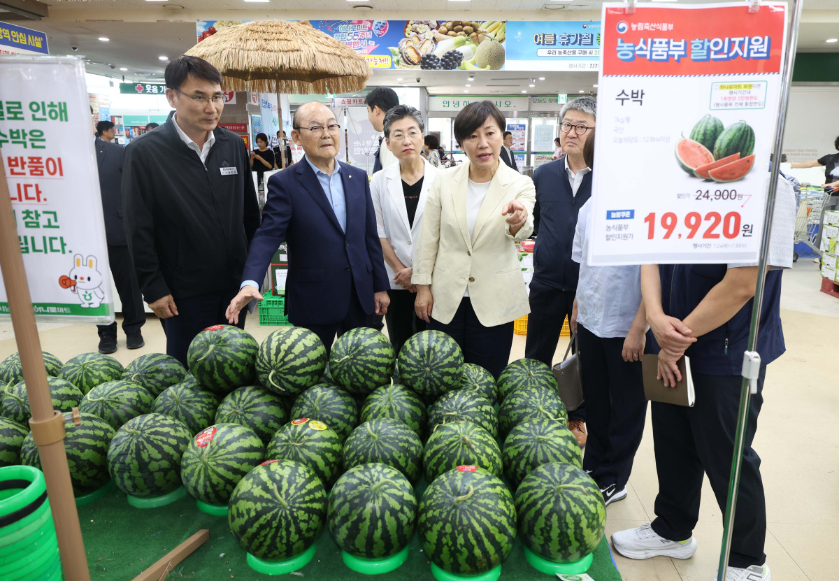 ▲송미령 농림축산식품부 장관이 30일 서울 관악구 서울서남부농협 하나로마트를 찾아 여름철 농축산물 할인지원 현장 점검을 하고 있다. 신태현 기자 holjjak@