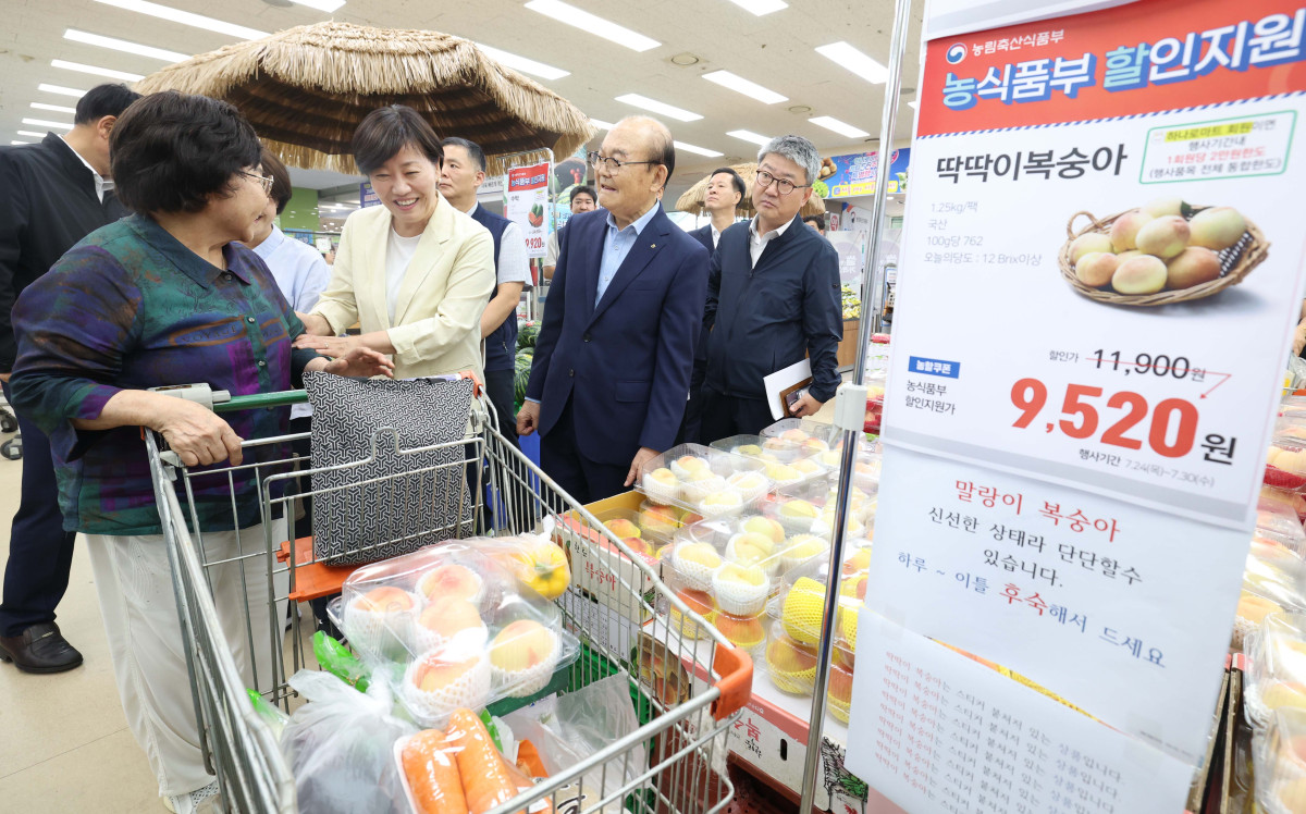 ▲송미령 농림축산식품부 장관이 30일 서울 관악구 서울서남부농협 하나로마트를 찾아 여름철 농축산물 할인지원 현장 점검을 하고 있다. 신태현 기자 holjjak@