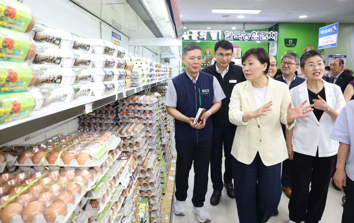 ▲송미령 농림축산식품부 장관이 30일 서울 관악구 서울서남부농협 하나로마트를 찾아 여름철 농축산물 할인지원 현장 점검을 하고 있다. 신태현 기자 holjjak@