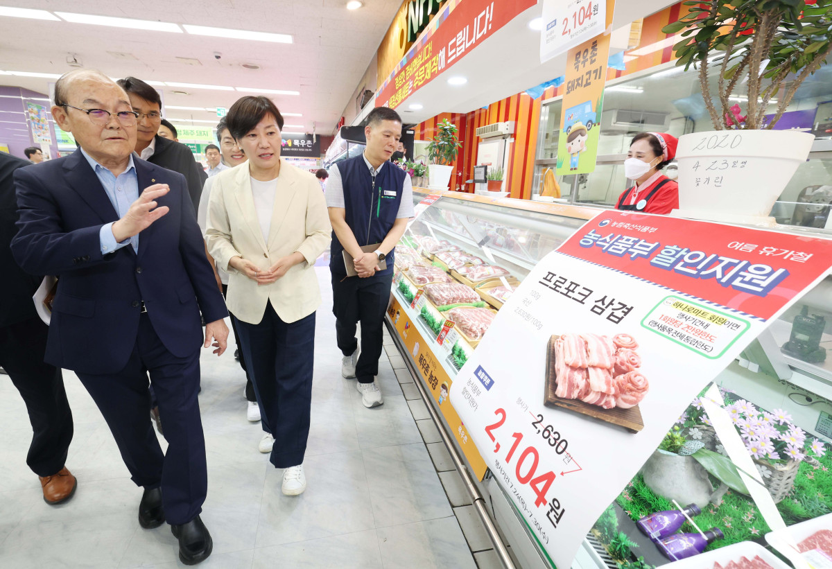 ▲송미령 농림축산식품부 장관이 30일 서울 관악구 서울서남부농협 하나로마트를 찾아 여름철 농축산물 할인지원 현장 점검을 하고 있다. 신태현 기자 holjjak@