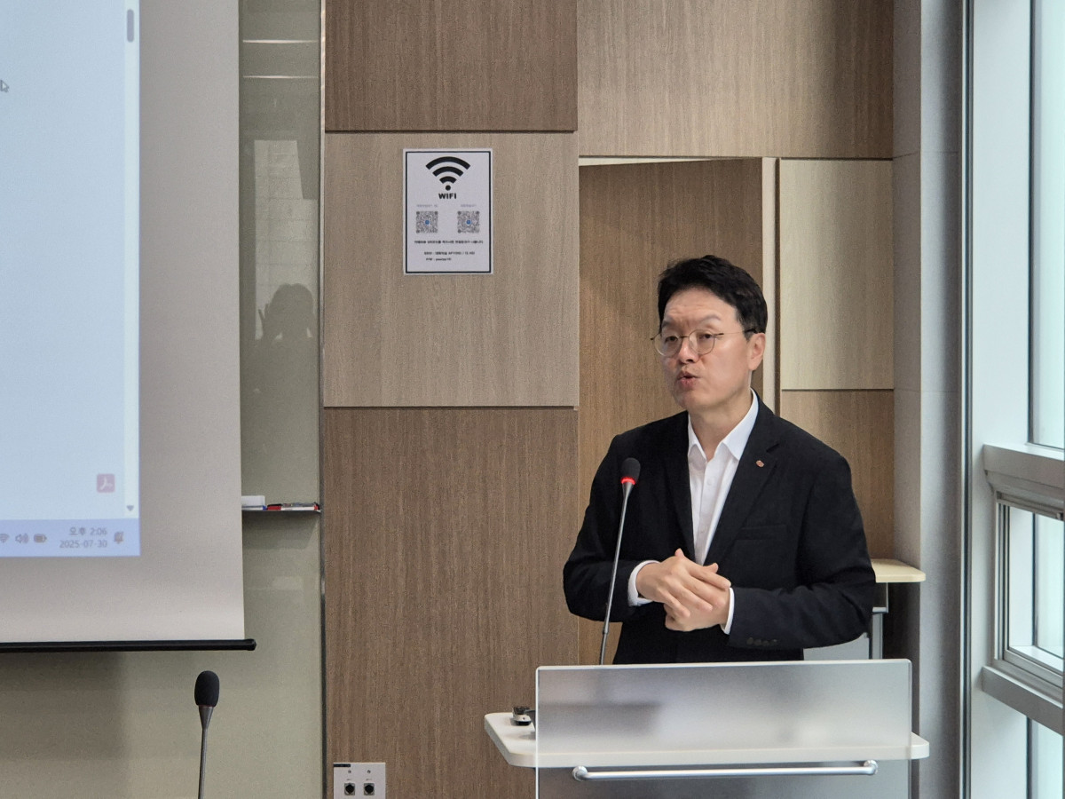 ▲김정영 한미반도체 최고재무책임자(CFO) 부사장은 30일 서울 영등포구 소재 포스트타워에서 열린 2분기 잠정실적 리뷰 설명회에서 발표하고 있다. (박민웅 기자 pmw7001@)