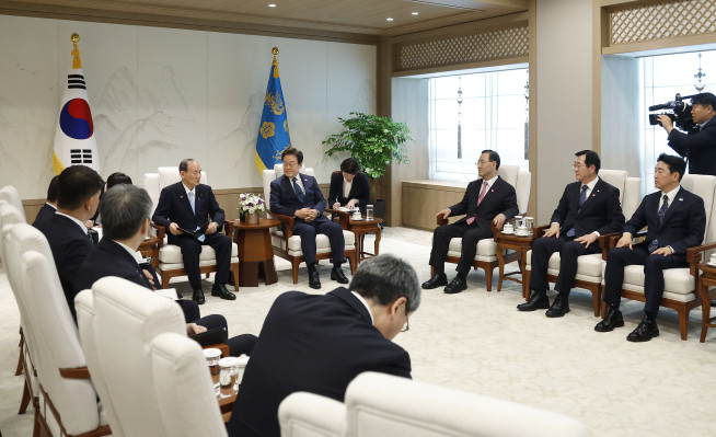 ▲이재명 대통령이 30일 서울 용산 대통령실 청사에서 일한의원연맹 회장인 스가 요시히데 전 일본 총리 등 대표단을 접견하고 있다.  (연합뉴스 )