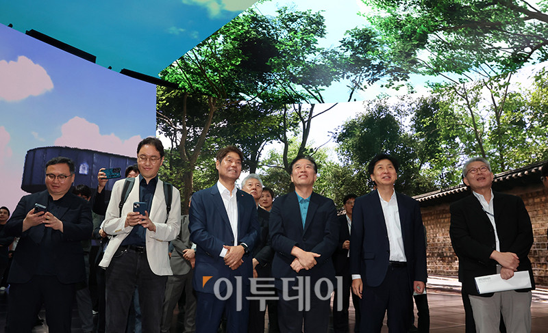 ▲정태호 국정기획위원회 경제1분과장과 허민회 CJ 경영지원 대표를 비롯한 위원들이 30일 경기 파주 탄현면 CJ ENM 스튜디오를 찾아 VP Stage 시연을 하고 있다. 사진공동취재단