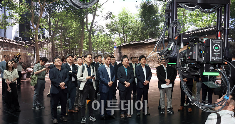▲정태호 국정기획위원회 경제1분과장과 허민회 CJ 경영지원 대표를 비롯한 위원들이 30일 경기 파주 탄현면 CJ ENM 스튜디오를 찾아 VP Stage 시연을 하고 있다. 사진공동취재단
