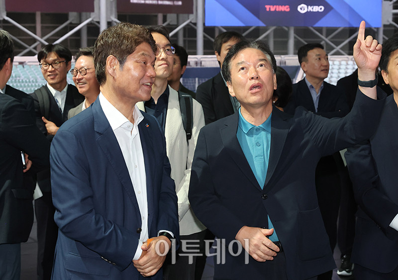 ▲정태호(오른쪽) 국정기획위원회 경제1분과장과 허민회 CJ 경영지원대표가 30일 경기 파주 탄현면 CJ ENM 스튜디오에서 대화하고 있다. 사진공동취재단